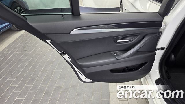 BMW 5-Series 2015 — photo 15