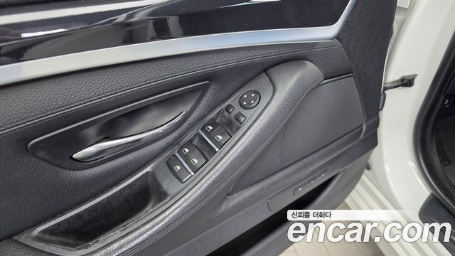 BMW 5-Series 2015 — photo 28