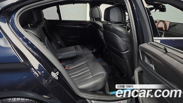 BMW 5-Series 2022 — photo 18