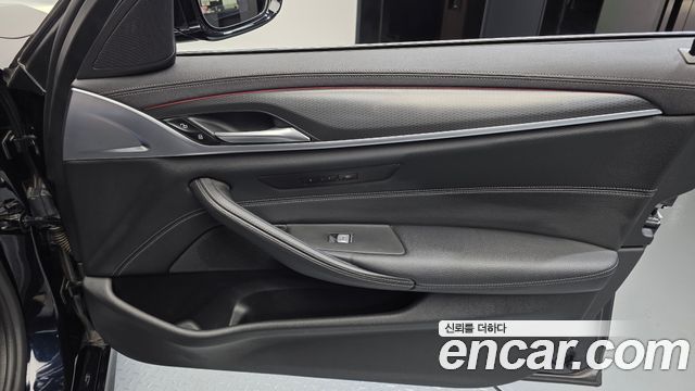BMW 5-Series 2022 — photo 15