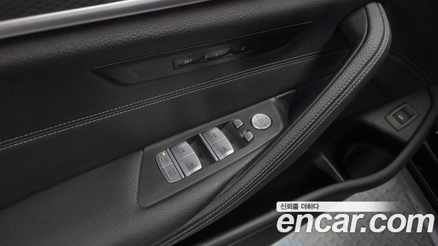 BMW 5-Series 2022 — photo 27