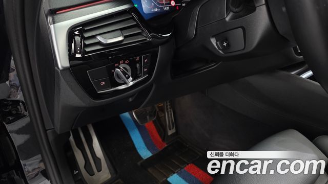 BMW 5-Series 2022 — photo 28