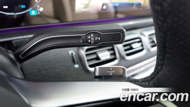 Mercedes-Benz GLS-Class 2025 — photo 12