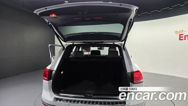 Volkswagen Touareg 2016 — photo 20
