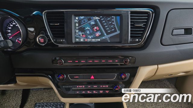 Kia Canival 2017 — photo 18
