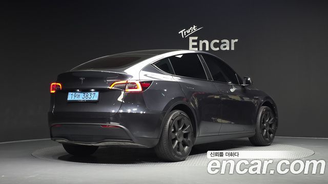 Tesla Model Y 2025 — photo 2