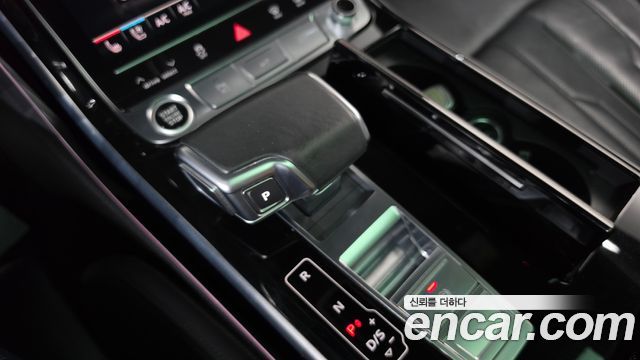 Audi A8 2021 — photo 12