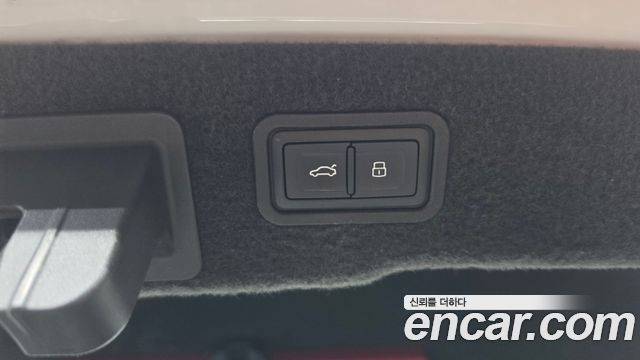 Audi A8 2021 — photo 25