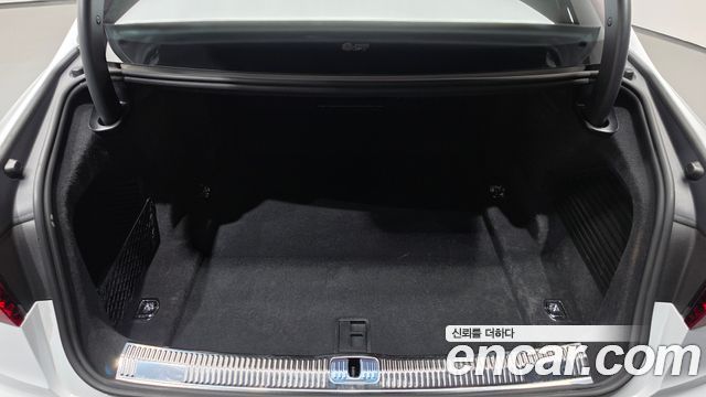 Audi A8 2021 — photo 26