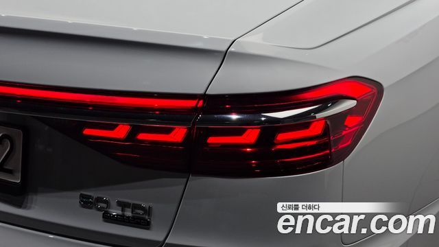Audi A8 2021 — photo 9