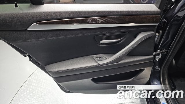 BMW 5-Series 2016 — photo 15