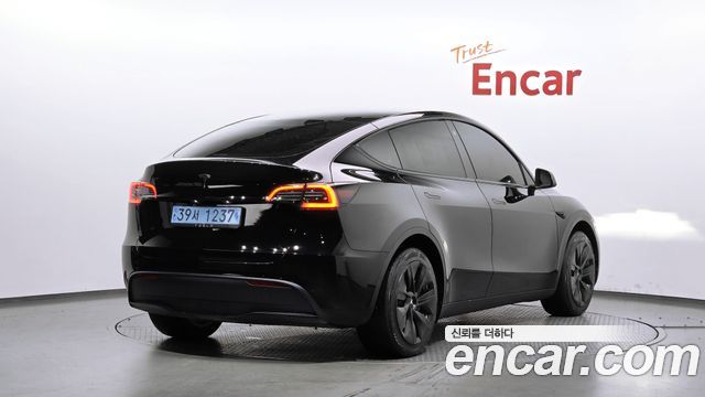 Tesla Model Y 2024 — photo 2