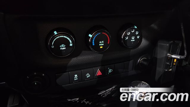 Jeep Wrangler 2012 — photo 25