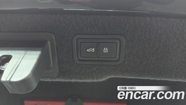 Audi A8 2020 — photo 23