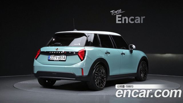 Mini Cooper 2025 — photo 2