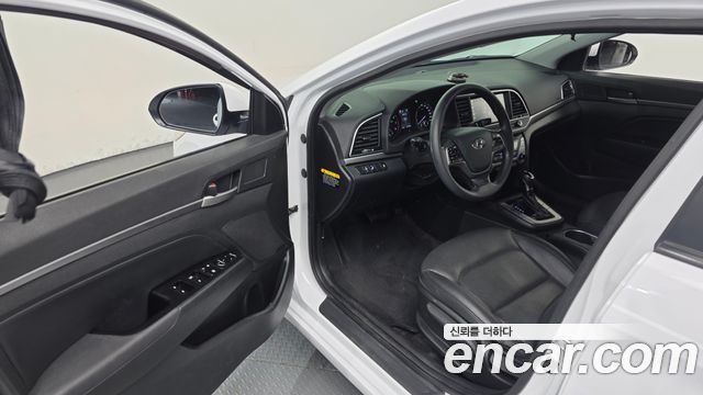Hyundai AVANTE 2018 — photo 13
