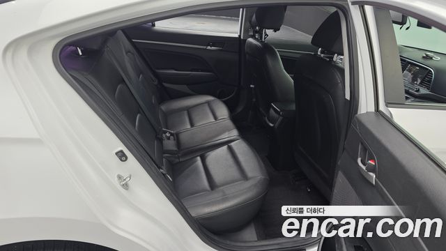 Hyundai AVANTE 2018 — photo 27
