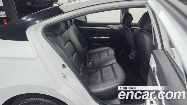 Hyundai AVANTE 2019 — photo 12