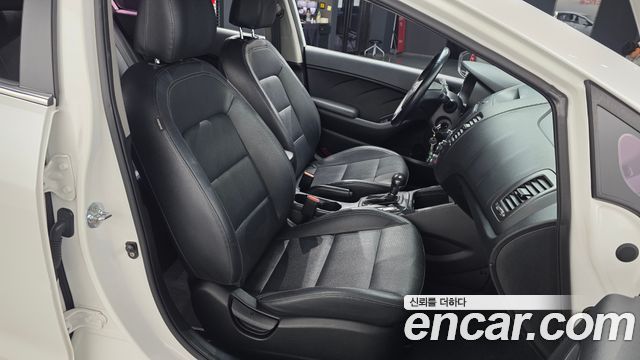 Kia K3 2015 — photo 17