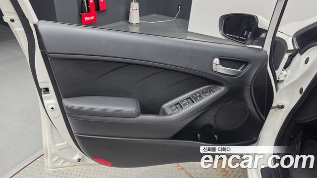 Kia K3 2015 — photo 14
