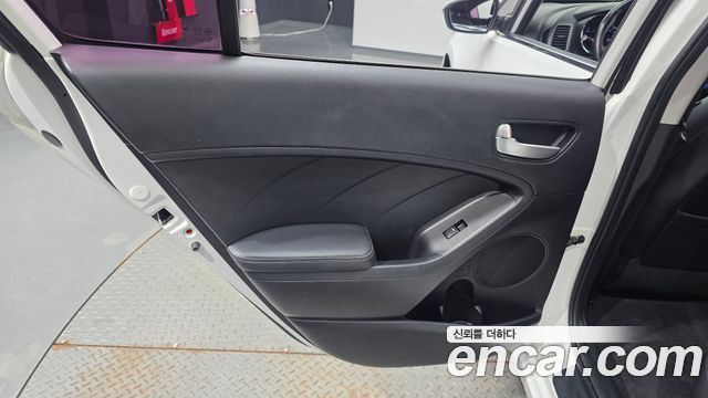 Kia K3 2015 — photo 15