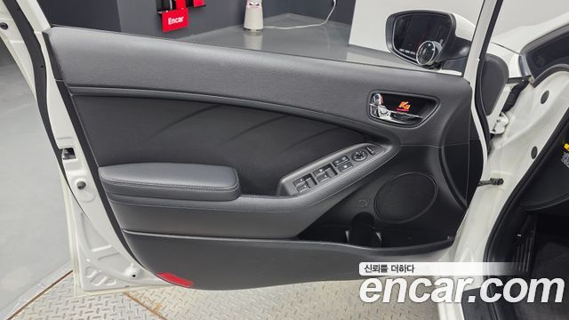 Kia K3 2015 — photo 14