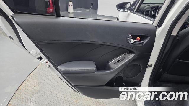 Kia K3 2015 — photo 15