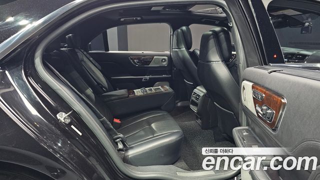 Lincoln Continental 2017 — photo 11