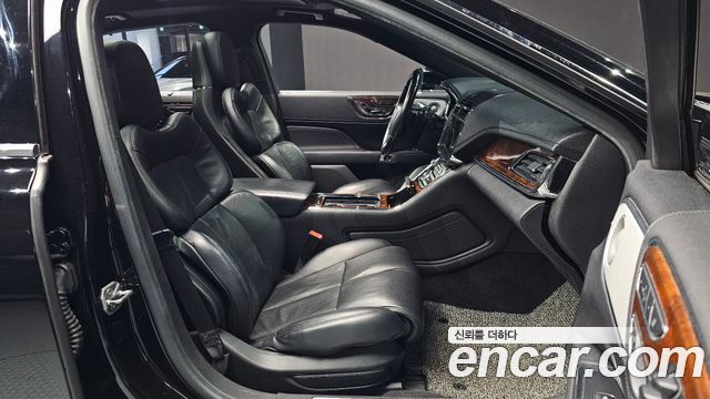 Lincoln Continental 2017 — photo 12