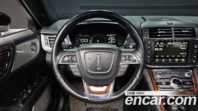 Lincoln Continental 2017 — photo 13