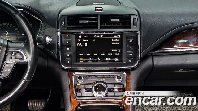 Lincoln Continental 2017 — photo 14