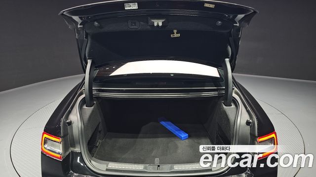 Lincoln Continental 2017 — photo 20