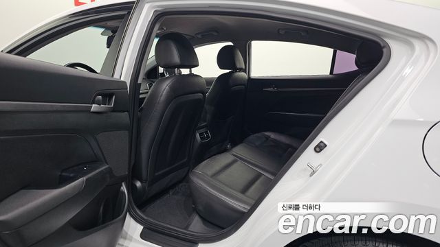 Hyundai AVANTE 2016 — photo 11