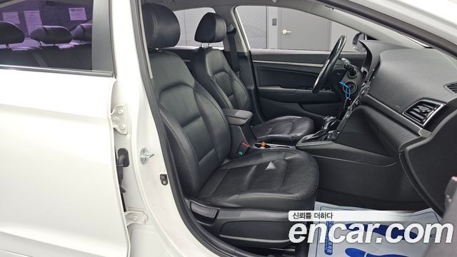 Hyundai AVANTE 2016 — photo 12