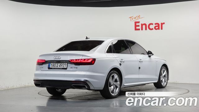 Audi A4 2022 — photo 2