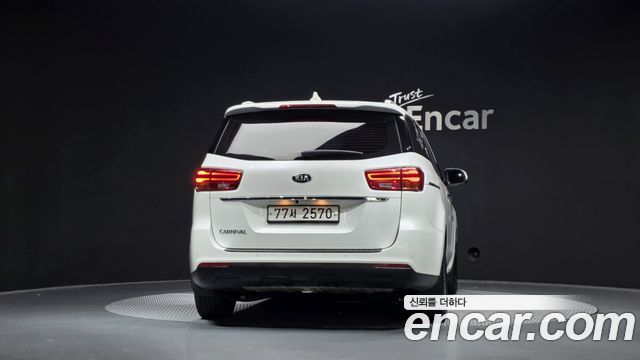 Kia Canival 2019 — photo 4