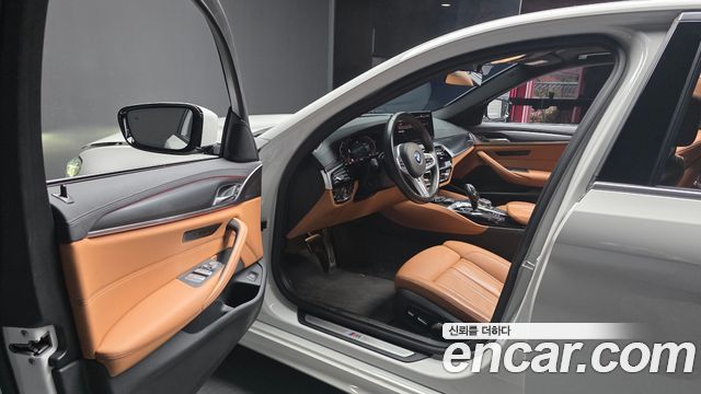 BMW 5-Series 2022 — photo 13