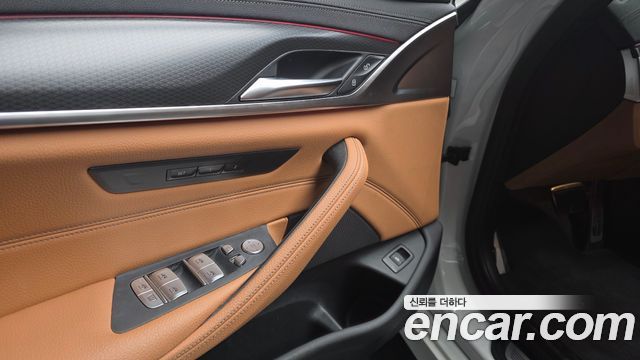 BMW 5-Series 2022 — photo 25