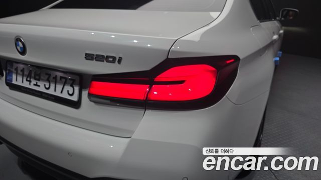BMW 5-Series 2022 — photo 9