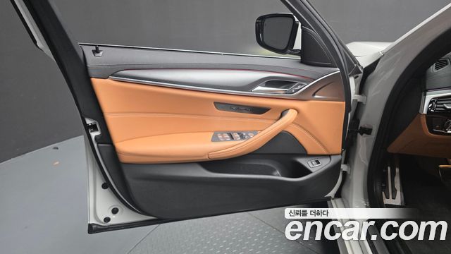 BMW 5-Series 2022 — photo 14