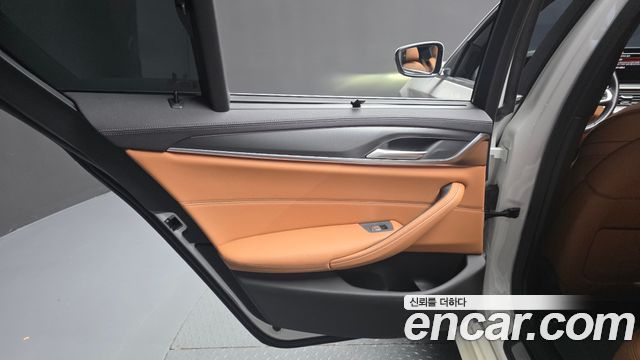 BMW 5-Series 2022 — photo 15
