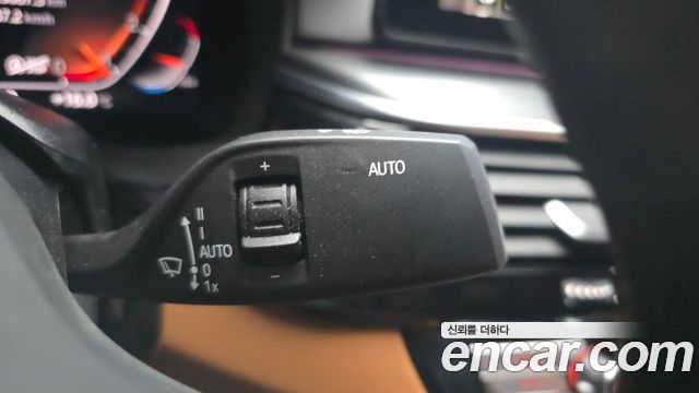 BMW 5-Series 2022 — photo 28