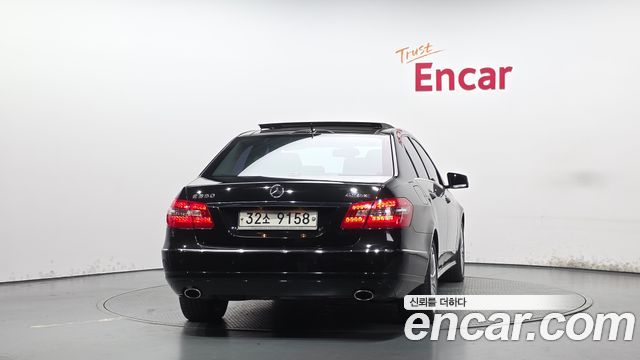 Mercedes-Benz E-Class 2010 — photo 4