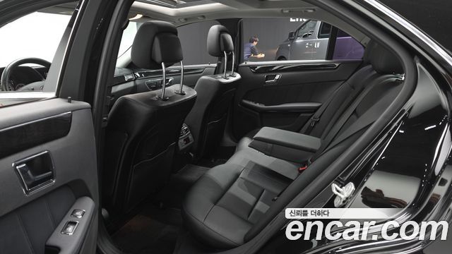 Mercedes-Benz E-Class 2010 — photo 17