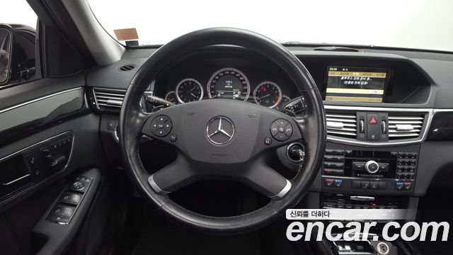 Mercedes-Benz E-Class 2010 — photo 20