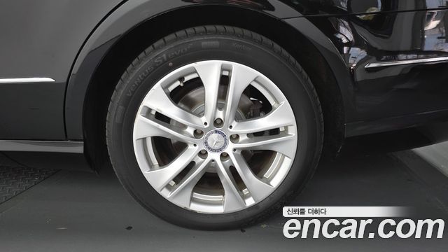Mercedes-Benz E-Class 2010 — photo 7