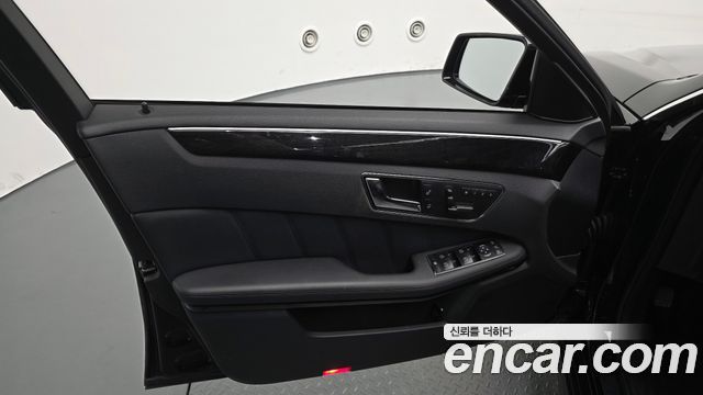Mercedes-Benz E-Class 2010 — photo 14