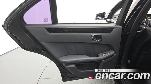 Mercedes-Benz E-Class 2010 — photo 15