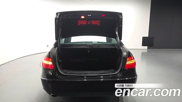 Mercedes-Benz E-Class 2010 — photo 27