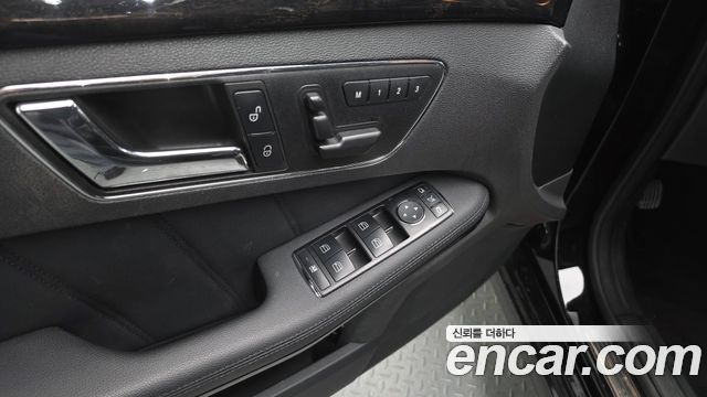 Mercedes-Benz E-Class 2010 — photo 30